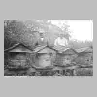 042-0006 Grossvater Franz Kuhnke mit Schwiegersohn Bruno Rims (Ehemann von Tochter Rosa). Im Garten bei den Bienen. .jpg